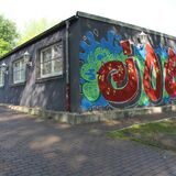 Ein Gebäude, auf dem mit Graffiti der Namen „Joes“ steht.