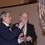 Dr. Mark Gutkin, Vorsitzender der Gemeinde (r.), und Kantor Isaac Tourgman steckten die ersten vier Kerzen am Chanukka-Leuchter an.
