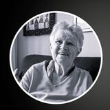 CDU-Politikerin Gerlind Gahlen sitzt auf dem Sofa und lächelt.