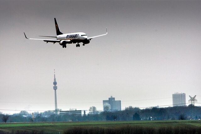 Ein Ryanair-Flugzeug landet am Flughafen Dortmund (Symbolbild)