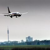 Ein Ryanair-Flugzeug landet am Flughafen Dortmund (Symbolbild)