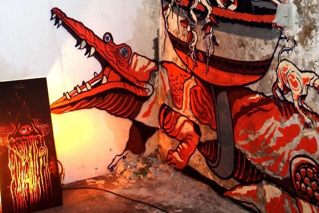 Ein Graffiti-Werk zeigt an einer Wand in einem abbruchreifen Haus in Waltrop ein Krokodil.