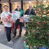 Mues&Sternemann-Betriebsleiter Andre Hogrebe, Junikum-Leiter Thomas Kurth und Stefan Kipphardt, Pädagogischer Mitarbeiter der Kinder und Jugendeinrichtung (v.l.) bei der Wunschbaumaktion