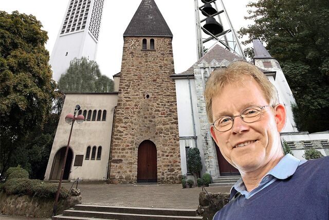 Pfarrer Reinhard Vehring vor einer Montage der Türme der vier katholischen Kirchen in Oer-Erkenschwick.