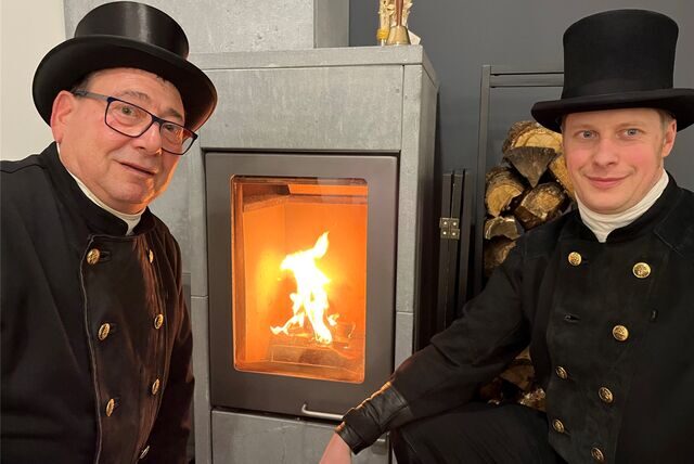Die Schornsteinfeger Karl Omlor (r.) und Michael Niklasch zeigen, wie man einen Ofen richtig anmacht.