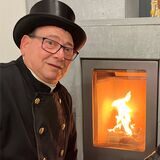 Die Schornsteinfeger Karl Omlor (r.) und Michael Niklasch zeigen, wie man einen Ofen richtig anmacht.
