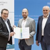 Oliver Frischer, Minister für Umwelt, Naturschutz und Verkehr, überreicht Gerrit Schweigart (Stadt Dorsten, Mitte) als Absolventen des Lehrgangs Kommunale Mobilitätsmanager die Abschlussurkunde.