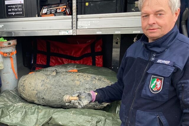 Andreas Brümmer vom Kampfmittelbeseitigungsdienst mit einer 5-Zentner-Bombe samt Zünder