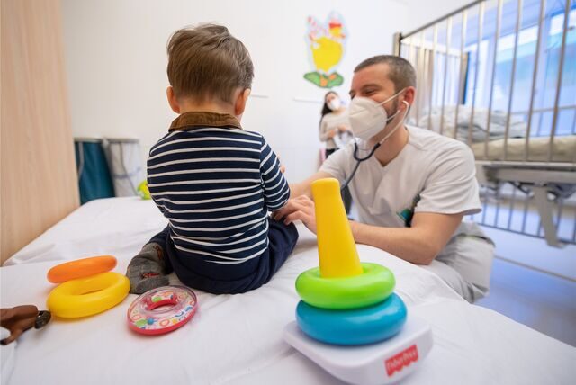 Weil Kinderkliniken an ihren Kapazitätsgrenzen sind, öffnen über die Feiertage bis Mitte Januar mehrere Arztpraxen zusätzlich für Notfall-Patienten.