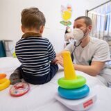 Weil Kinderkliniken an ihren Kapazitätsgrenzen sind, öffnen über die Feiertage bis Mitte Januar mehrere Arztpraxen zusätzlich für Notfall-Patienten.