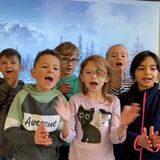 Die Erstklässlerinnen und Erstklässler der Fuchsklasse der Brüder-Grimm-Grundschule haben für uns ein Weihnachtslied gesungen.