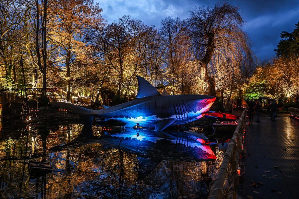 Bunt beleuchtete Steampunk-Elemente prägen den Lichterweihnachtsmarkt im Fredenbaumpark. Bunt beleuchtete Steampunk-Elemente prägen den Lichterweihnachtsmarkt im Fredenbaumpark.