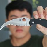 Ein junger Mann hält ein Klappmesser