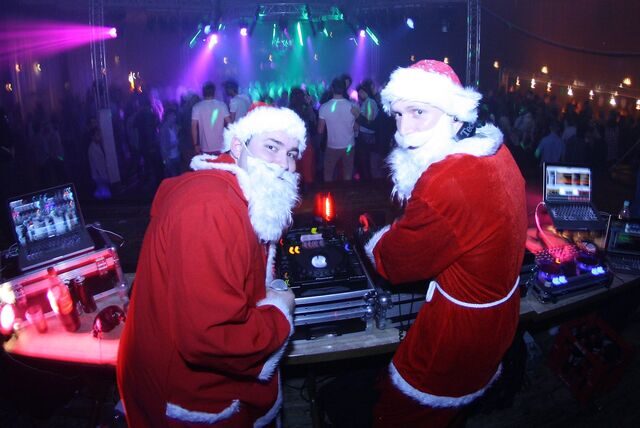 Zwei DJs stehen im Weihnachtslook am Pult in der Stadthalle Waltrop (Foto aus 2012).