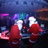 Zwei DJs stehen im Weihnachtslook am Pult in der Stadthalle Waltrop (Foto aus 2012).