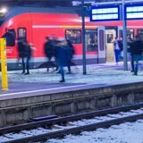 Fahrgäste steigen auf dem Hauptbahnhof aus einem Regionalzug.