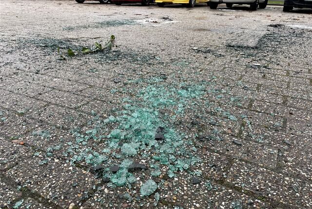 In Deininghausen, Dresdener Straße, sieht man Scherben auf dem Boden.