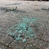 In Deininghausen, Dresdener Straße, sieht man Scherben auf dem Boden.