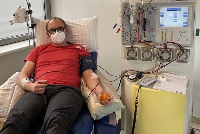 Frederic Baumhöfner aus Waltrop liegt während der Stammzell-Spende auf einer Liege.