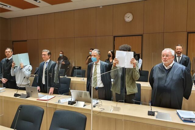 Der Prozess gegen vier junge Männer aus Oer-Erkenschwick und Recklinghausen, die Privatbordelle überfallen haben sollen, startete im April 2022. Rechts im Bild: Verteidiger Edgar Fiebig.