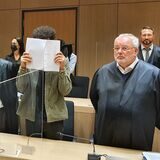 Der Prozess gegen vier junge Männer aus Oer-Erkenschwick und Recklinghausen, die Privatbordelle überfallen haben sollen, startete im April 2022. Rechts im Bild: Verteidiger Edgar Fiebig.