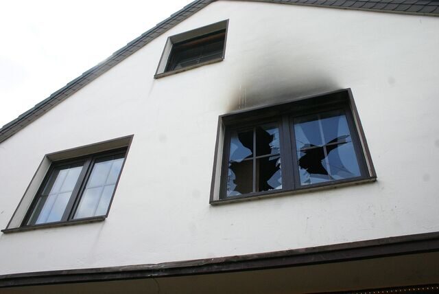 Rauch um ein zersplittertes Fenster zeugt von einem Wohnungsbrand in Oer-Erkenschwick.