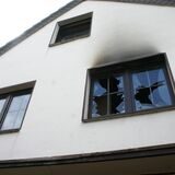 Rauch um ein zersplittertes Fenster zeugt von einem Wohnungsbrand in Oer-Erkenschwick.