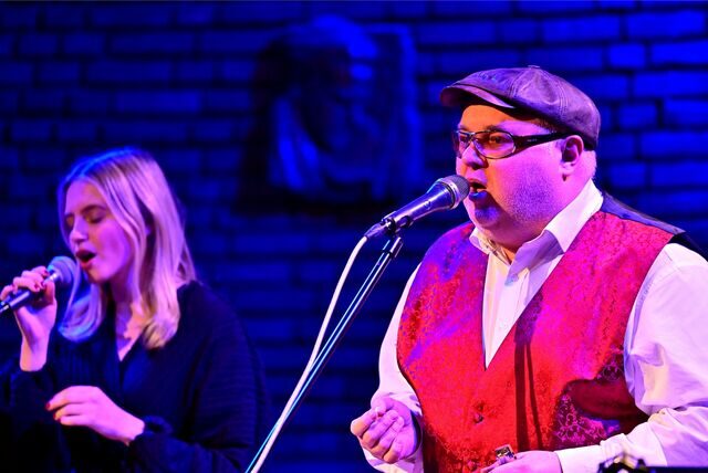 Chris(t)mas im Kulturzentrum Erlöserkirche. Chris Kramer singt mit Nina Zaborowski.