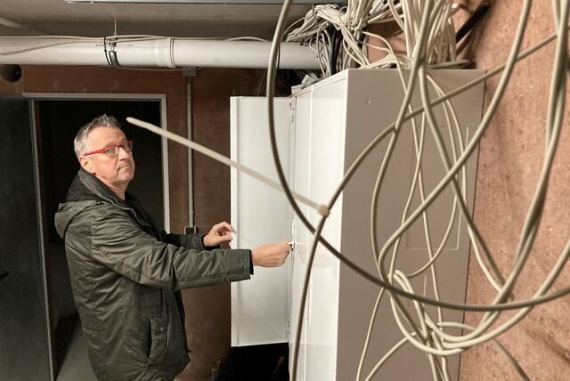 Kabelsalat im Keller: Eigene Zähler für Heizung, Warm- und Kaltwasser haben die Eigentümer in der Lessingstraße immer noch nicht.
