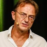 Fritz Eckenga, hier beim Auftritt bei Ruhrhochdeutsch 2021, gehört auch 2023 wieder zu den Lokalmatadoren des Festivals. (Archiv)