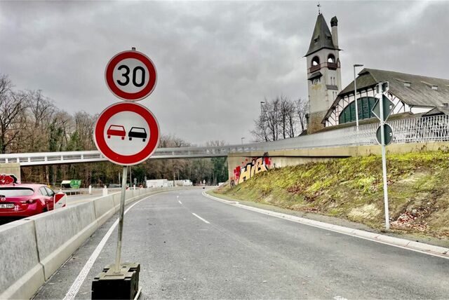 In Höhe des Freischütz ist die neue Bundesstraße schon komplett fertig. Trotzdem bleibt die B236 eine Baustelle.