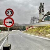 In Höhe des Freischütz ist die neue Bundesstraße schon komplett fertig. Trotzdem bleibt die B236 eine Baustelle.
