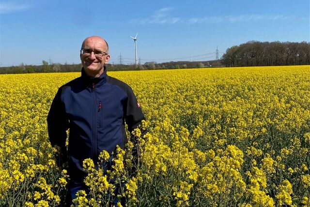Matthias Schulte-Hemming steht in einem gelb blühenden Rapsfeld.