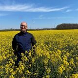 Matthias Schulte-Hemming steht in einem gelb blühenden Rapsfeld.