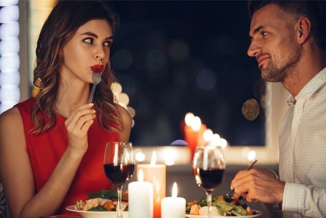 Ein schön eingedeckter Tisch in einem hübschen Restaurant, Kerzenlicht und köstlich zubereitetes Essen eignen sich gut für ein Date. (Symbolfoto)