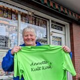 Annette Winkler hält ein grünes T-Shirt mit der Aufschrift Annette’s Kiosk in den Händen.
