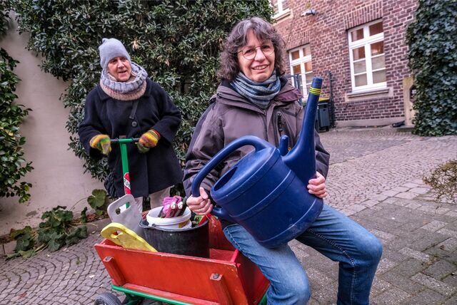 Schwester Franziska (v.) und Gabriele Ulrich gehören zu der Gasthaus-Gruppe, die sich um etwa 25 Gräber von meist Obdachlosen auf dem Recklinghäuser Nordfriedhof kümmert.