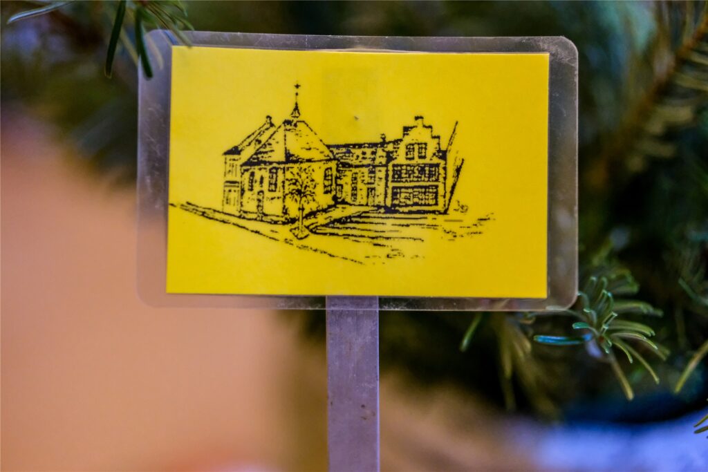 Die Grabstellen, die vom Gasthaus gepflegt werden, sind mit einem kleinen Bild von Gastkirche und Gasthaus gekennzeichnet.