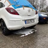 Ein Opel Corsa mit eingeschlagener Heckscheibe, die notdürftig abgeklebt ist, steht in Deininghausen (Castrop-Rauxel) auf dem Parkplatz.