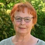 Links Heidrun Römer, rechts eine Unfallmarkierung