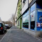 Die Schüsse der Polizei auf einen flüchtenden Wagen fielen in der Nacht auf Sonntag (25.12.) an der Leopoldstraße auf Höhe der Hausnummer 29.