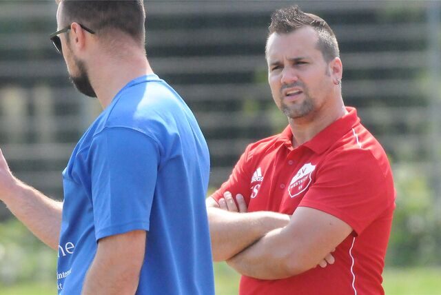 Björn Sawatzki (rotes Hemd) war bis zum Ende der Saison 2021/22 Trainer des SV Westrich III – und kam danach zur Spvg Schwerin, um die Zweite Mannschaft zu betreuen.