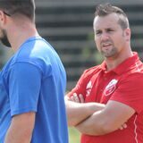 Björn Sawatzki (rotes Hemd) war bis zum Ende der Saison 2021/22 Trainer des SV Westrich III – und kam danach zur Spvg Schwerin, um die Zweite Mannschaft zu betreuen.