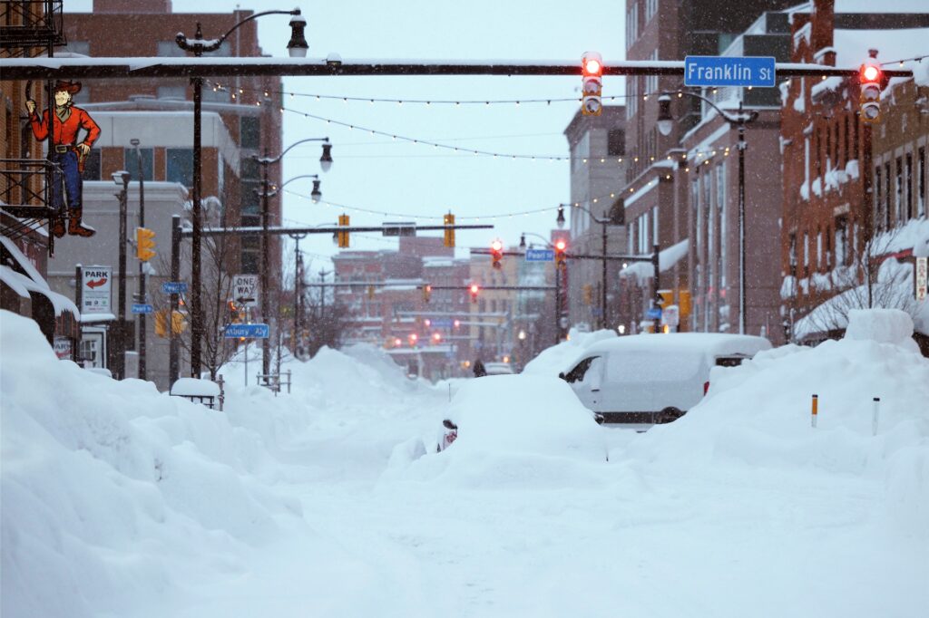 .Der Schnee, den der Blizzard „Elliot“ gebracht hat, bedeckt die Innenstadt von Dortmunds Partnerstadt Buffalo. .Der Schnee, den der Blizzard „Elliot“ gebracht hat, bedeckt die Innenstadt von Dortmunds Partnerstadt Buffalo.