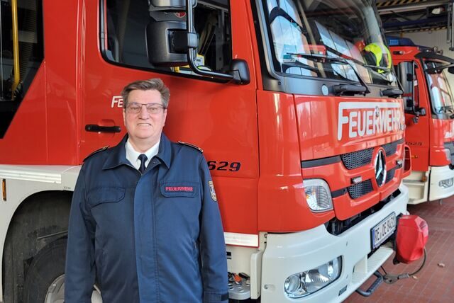 Der Leiter der Feuerwache in Oer-Erkenschwick, Gerd Pokorny, vor den Einsatzfahrzeugen.