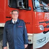 Der Leiter der Feuerwache in Oer-Erkenschwick, Gerd Pokorny, vor den Einsatzfahrzeugen.