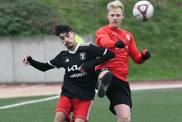 Zouhir Akrifou (l) und die SG Castrop, hier im Spiel gegen Westfalia Huckarde, bekommen für die Rückrunde neue Teamkameraden.