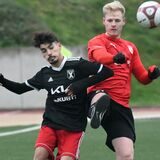 Zouhir Akrifou (l) und die SG Castrop, hier im Spiel gegen Westfalia Huckarde, bekommen für die Rückrunde neue Teamkameraden.