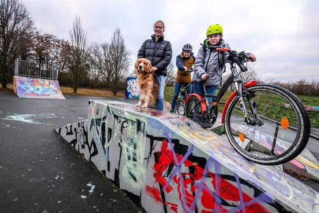 Drei Kinder und ein Hund stehen auf der Funbox der Waltroper Skateranlage.