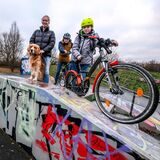 Drei Kinder und ein Hund stehen auf der Funbox der Waltroper Skateranlage.